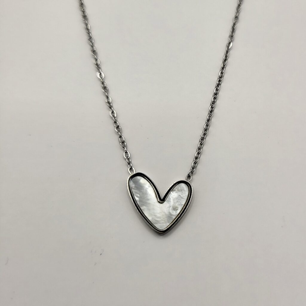 Zilveren ketting met wit hart